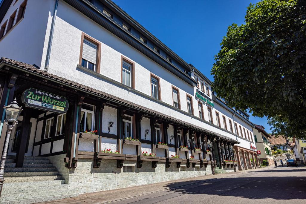 ein Gebäude an der Straßenseite in der Unterkunft Hotel Grüner Baum in Bühlertal