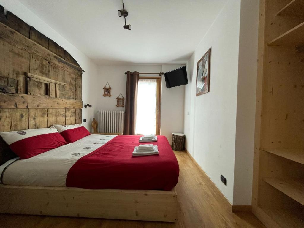 Postel nebo postele na pokoji v ubytování Ambassador Rooms in Bormio, SOLO CAMERA SENZA COLAZIONE