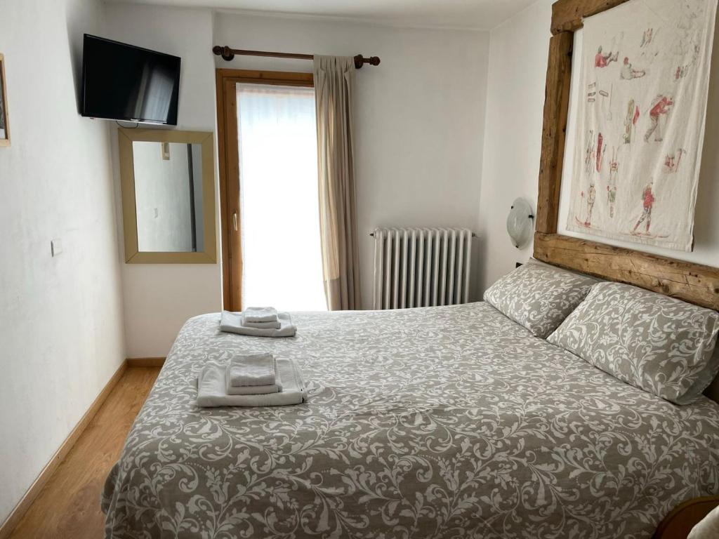 Postel nebo postele na pokoji v ubytování Ambassador Rooms in Bormio, SOLO CAMERA SENZA COLAZIONE