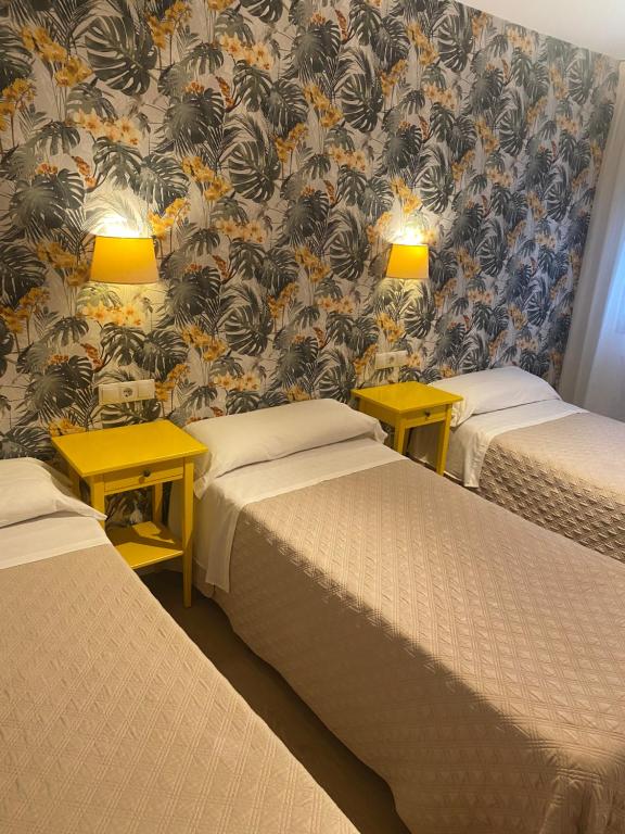 A bed or beds in a room at Hotel Ovetense