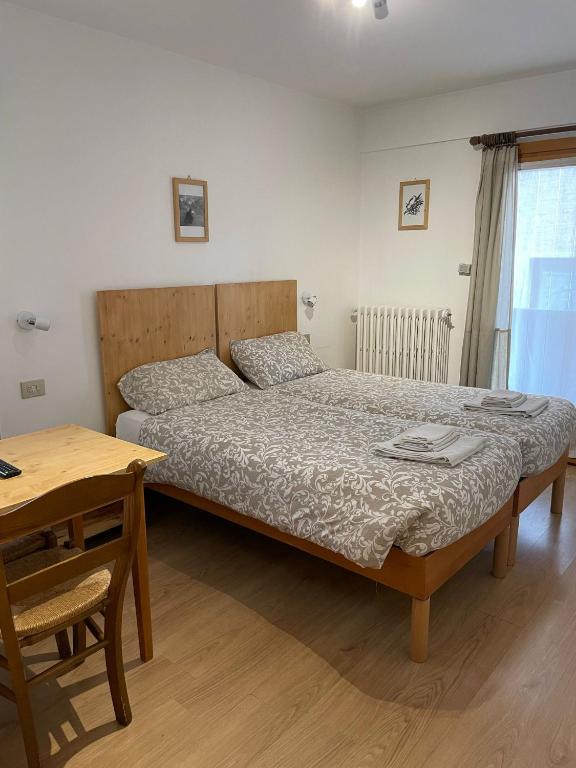 Postel nebo postele na pokoji v ubytování Ambassador Rooms in Bormio, SOLO CAMERA SENZA COLAZIONE