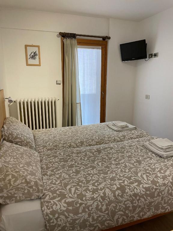 Postel nebo postele na pokoji v ubytování Ambassador Rooms in Bormio, SOLO CAMERA SENZA COLAZIONE