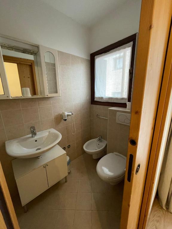 Koupelna v ubytování Ambassador Rooms in Bormio, SOLO CAMERA SENZA COLAZIONE