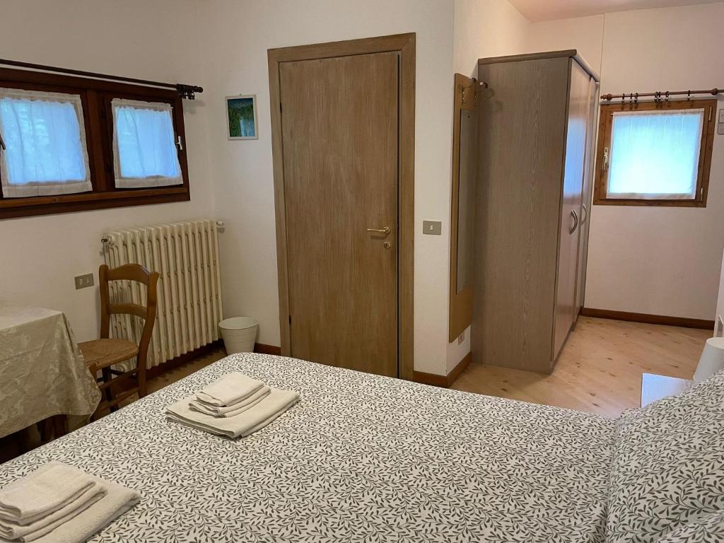 Postel nebo postele na pokoji v ubytování Ambassador Rooms in Bormio, SOLO CAMERA SENZA COLAZIONE