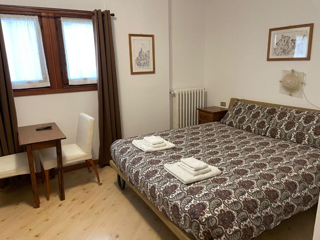 Postel nebo postele na pokoji v ubytování Ambassador Rooms in Bormio, SOLO CAMERA SENZA COLAZIONE
