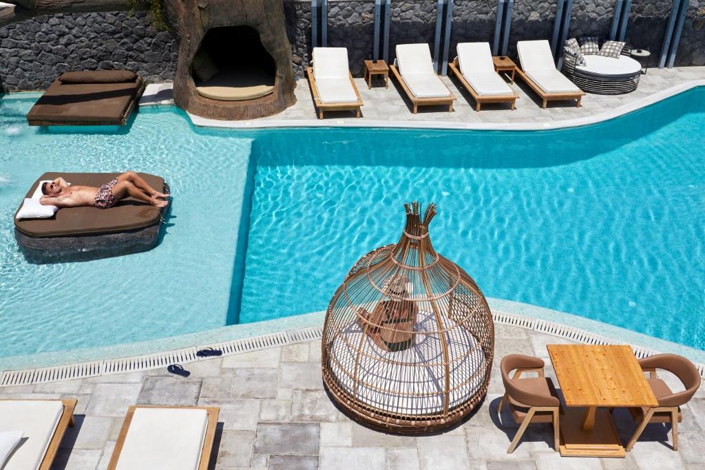 Het zwembad bij of vlak bij Amara Suites Santorini