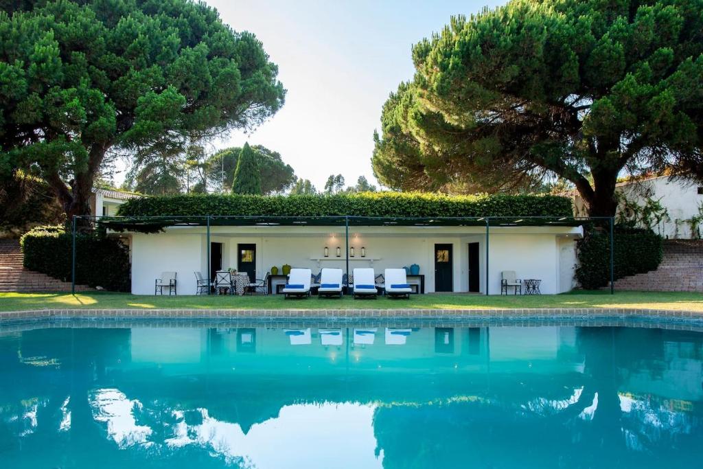 エストリルにあるHouse with pool and elegant garden in Estorilのプール付きの家