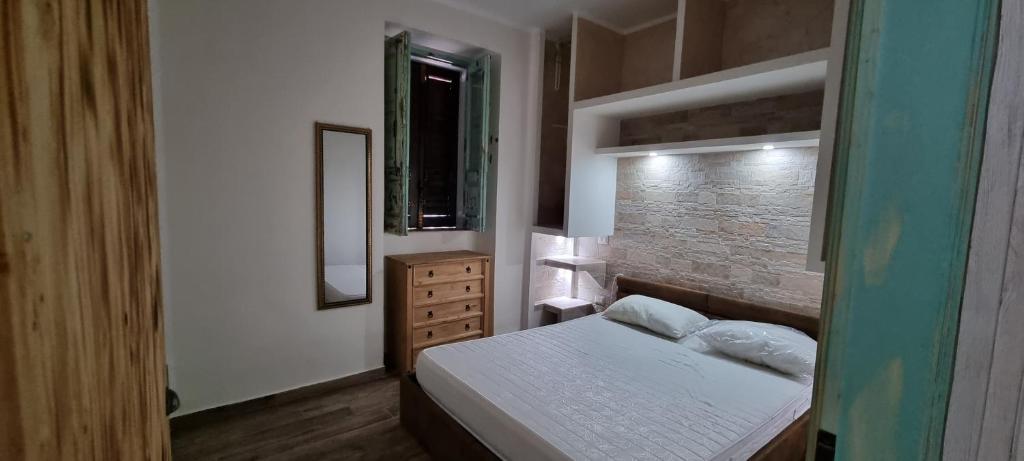 1 dormitorio con 1 cama, vestidor y ventana en civico 44, en Bova Marina