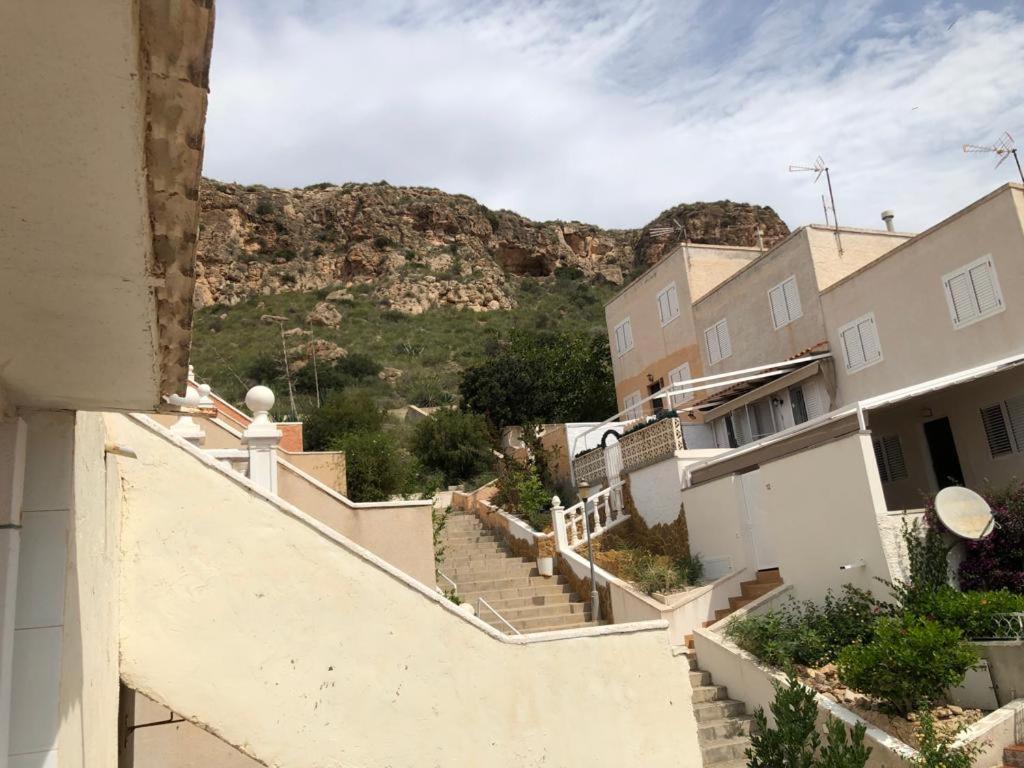 uma vista para as escadas de um edifício com uma montanha ao fundo em bungalows Santa Pola em Gran Alacant