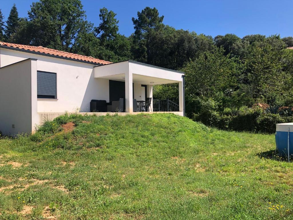 una casa in cima a una collina erbosa di Maison entière pour 6 personnes dans les Cévennes a Cendras