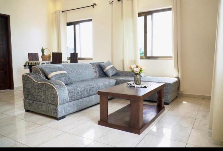 科托努的住宿－Résidence des Amazones Appartement 2，带沙发和咖啡桌的客厅