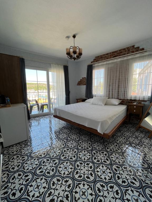 um quarto com uma cama grande e um tapete grande em Villa Veria em Cesme