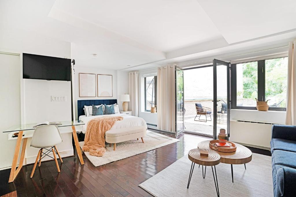 um quarto com uma cama e uma sala de estar em 809-2B New bldg Jr columbus circle Balcony WD em Nova York