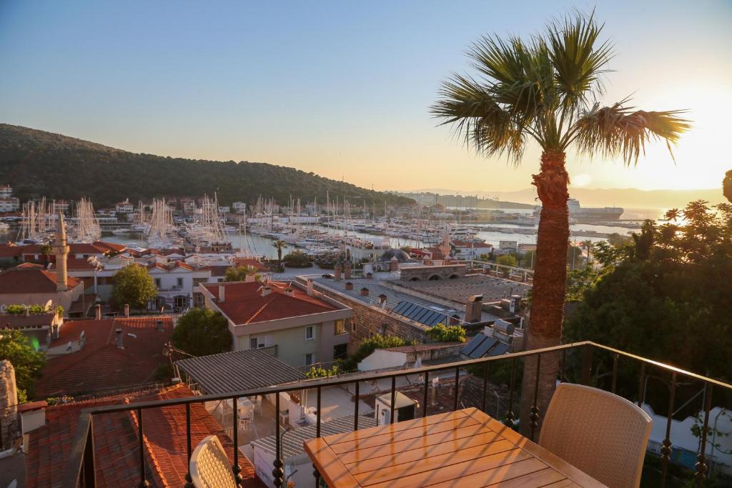 een stad met een palmboom en een haven bij Villa Veria in Çeşme