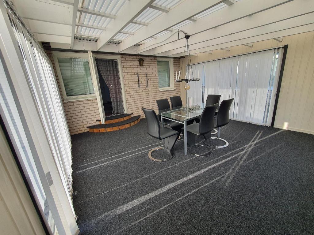 Konferenční prostory v ubytování Villa for 10 persons with massage chair, sauna, billiard table and free electric vehicle station for electric cars