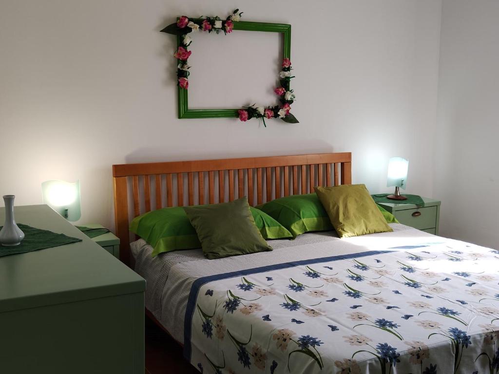 a bedroom with a bed and a mirror on the wall at Il Villino in Platamona