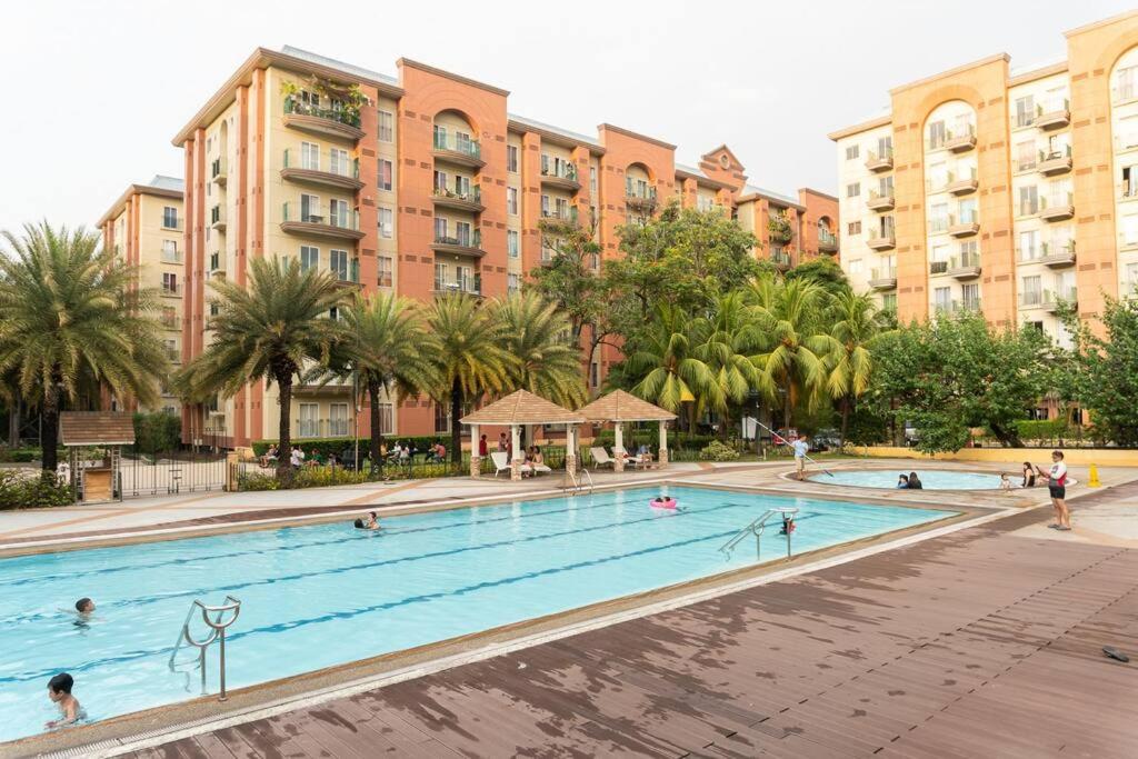 A2J Executive 1BR Suite Near SM Bicutan & NAIA 3