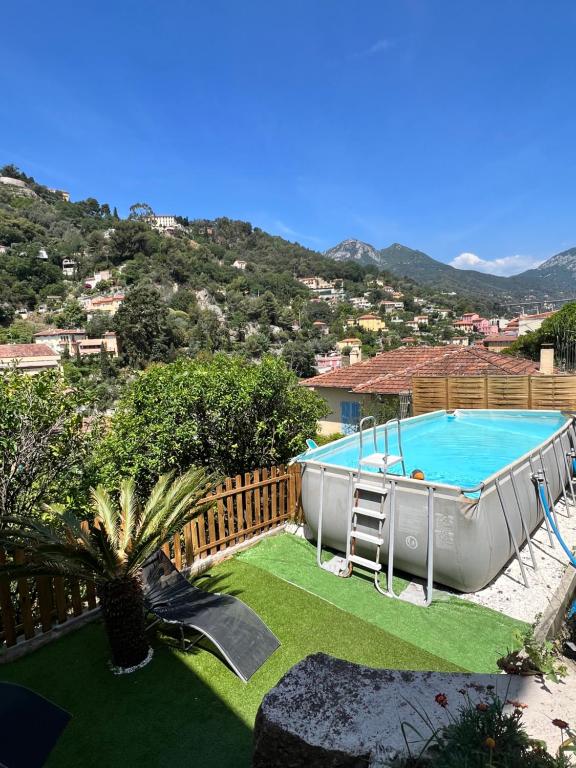 a swimming pool in the backyard of a house at Maisonnette avec escalier in Menton