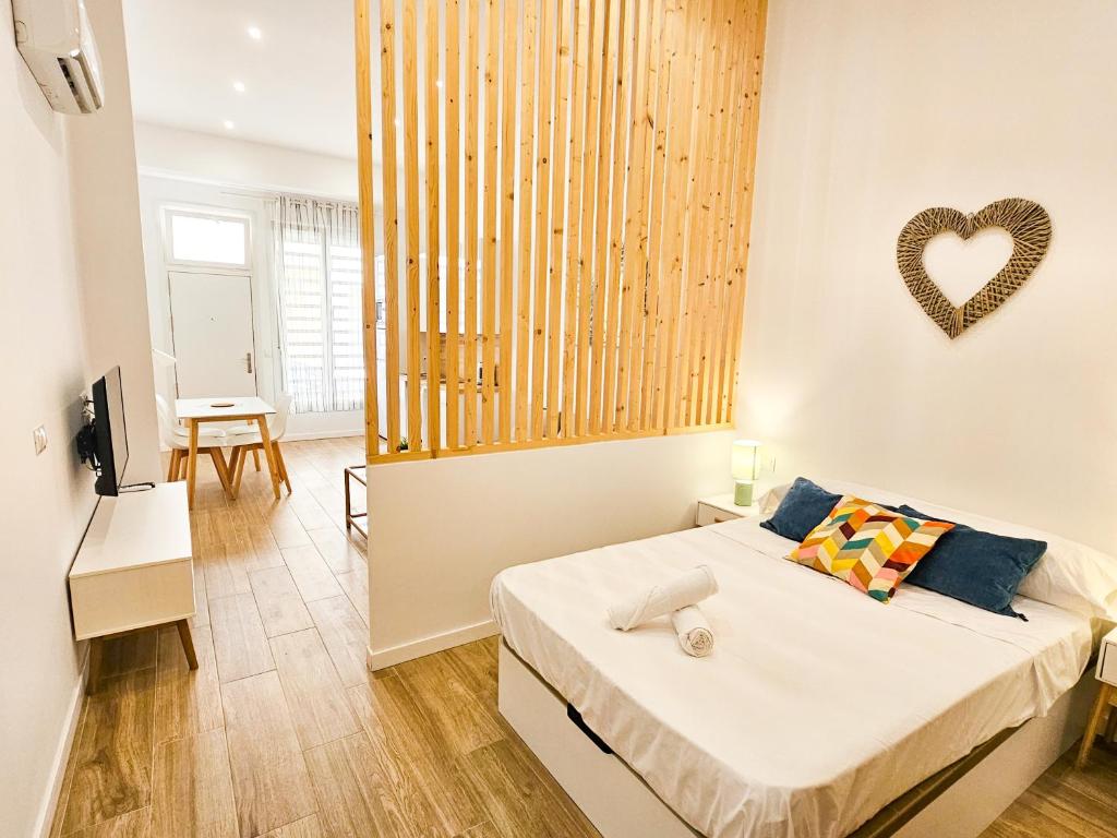 Łóżko lub łóżka w pokoju w obiekcie Deluxe Valery 22 - Alojamientos La Torre