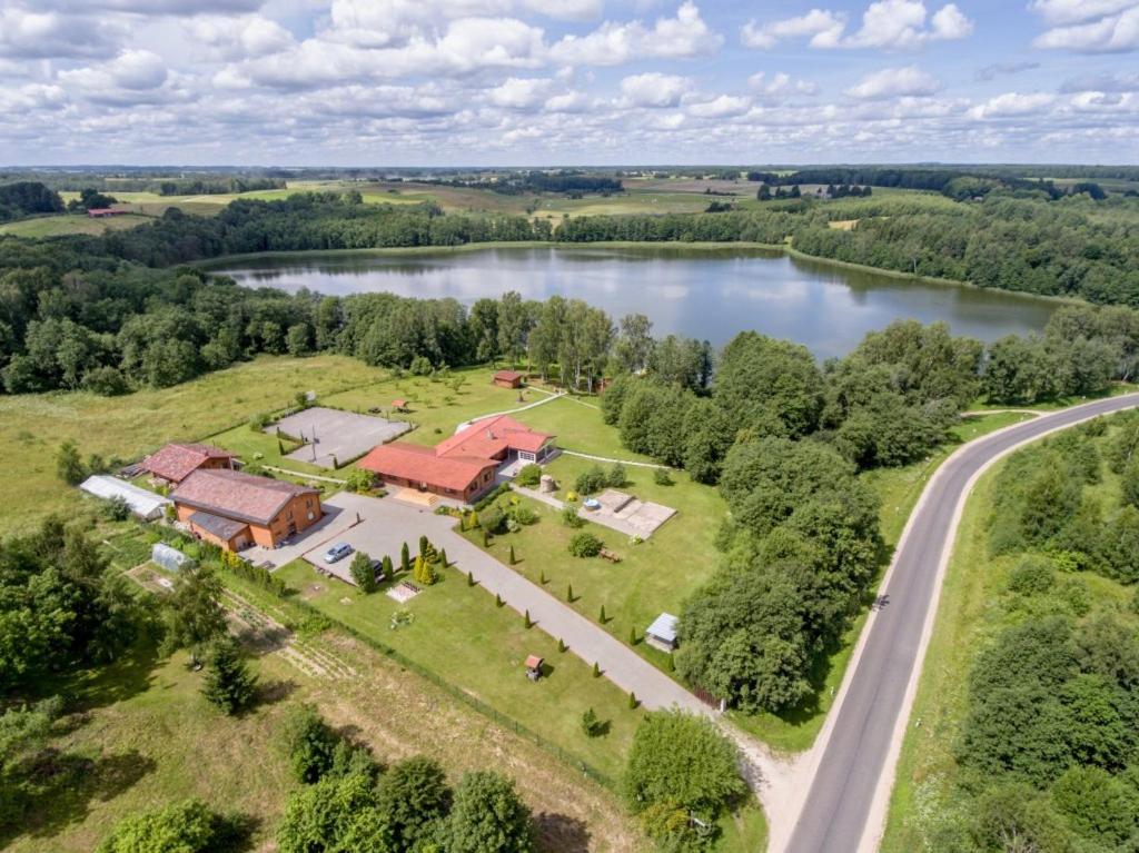 - une vue aérienne sur une maison et un lac dans l'établissement Sodyba Duobys, à Alanta