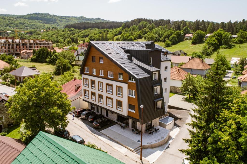 een luchtzicht op een gebouw in een kleine stad bij Modern Mountain II Central in Kolašin