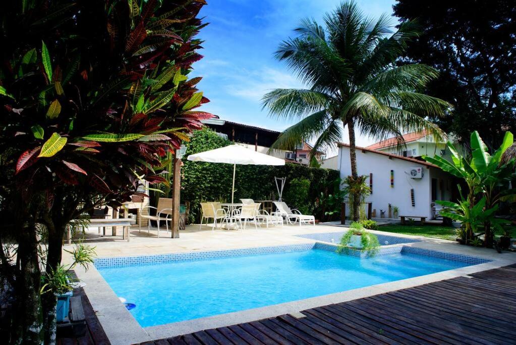 uma piscina em frente a uma casa em Casa Bali 1 2 3 em Niterói