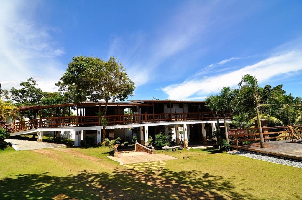 ein großes Haus mit einer Terrasse und einem Hof in der Unterkunft Boffo Resort in Loon