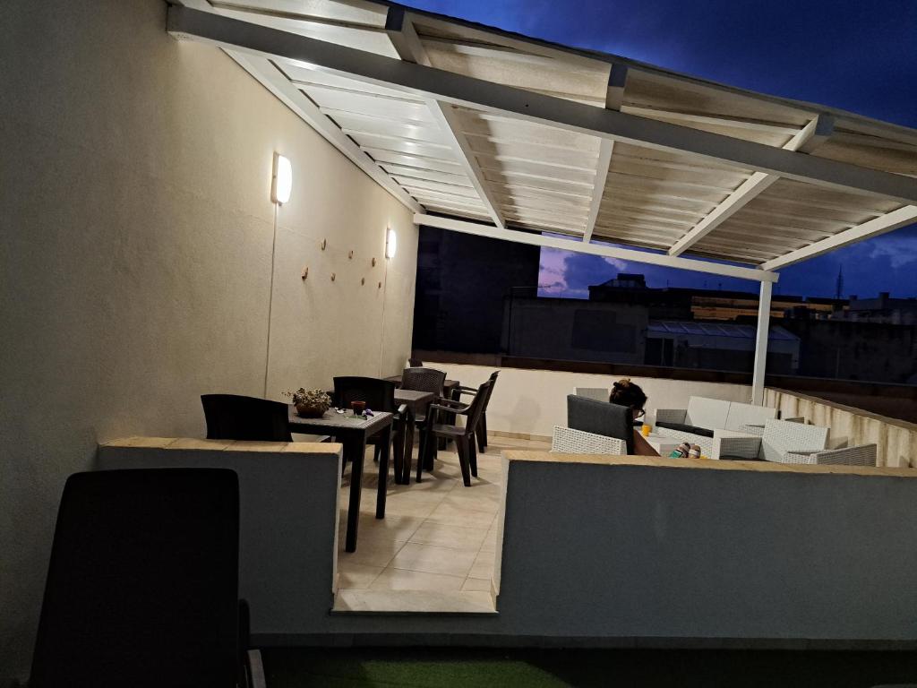 una sala da pranzo con tavoli, sedie e luci di SAT Appartamenti Locazioni turistiche brevi-G&P HOLIDAY HOME a Trapani