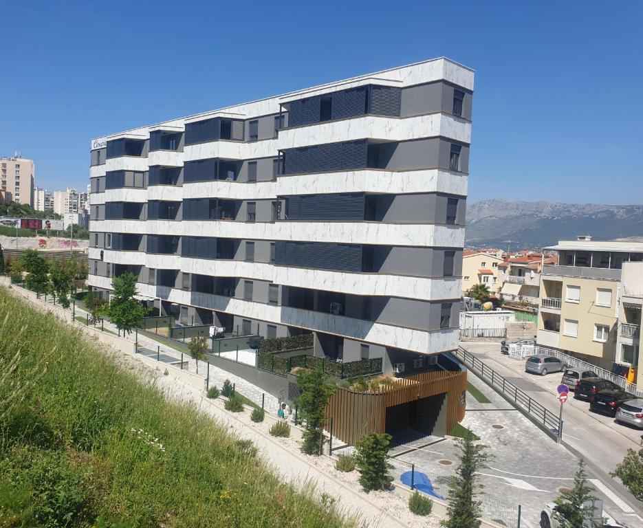 uma vista externa de um edifício numa cidade em Lavanda 2 em Split