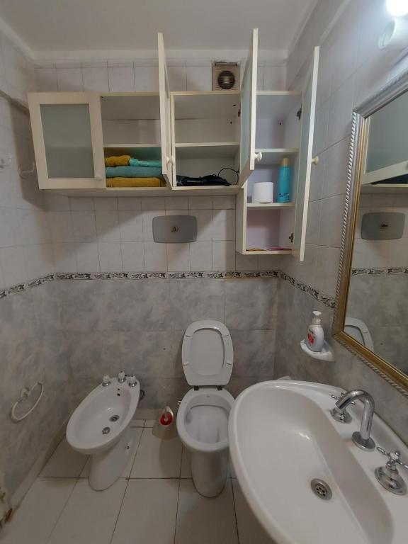 Baño pequeño con lavabo y aseo en Cómodo departamento con balcón en Microcentro en Buenos Aires