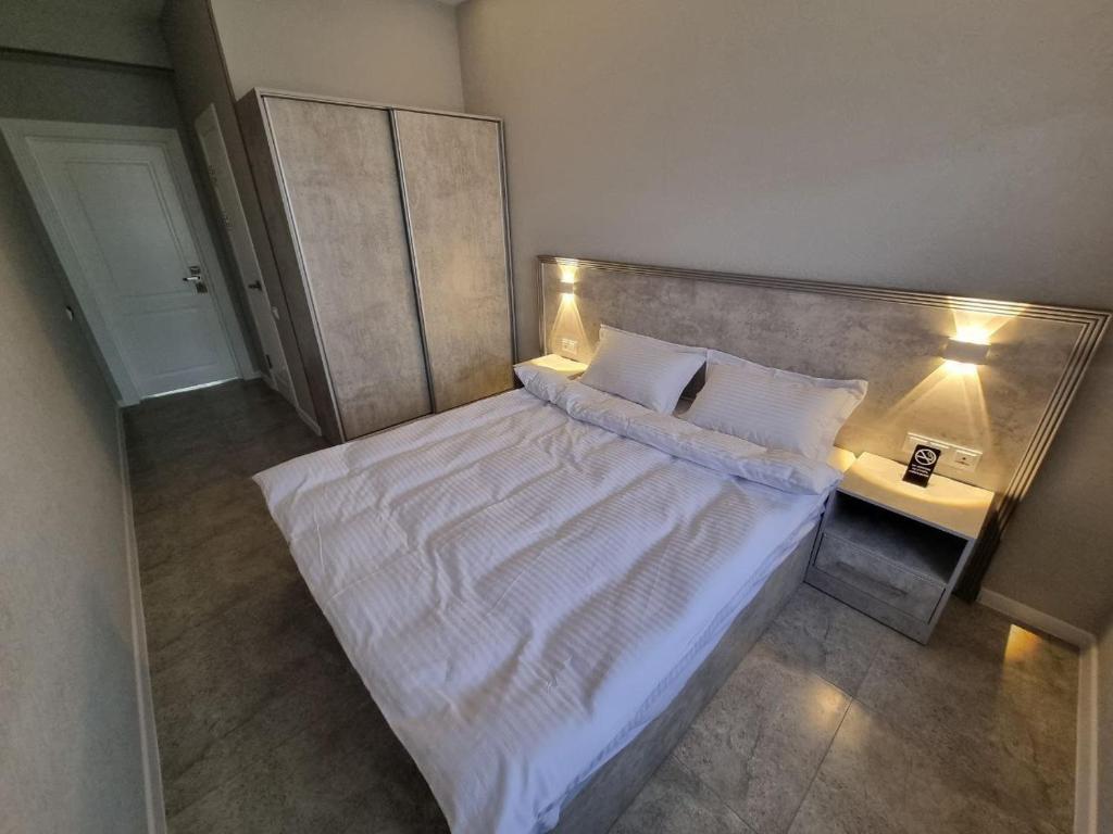 Postel nebo postele na pokoji v ubytování ReveL HoteL