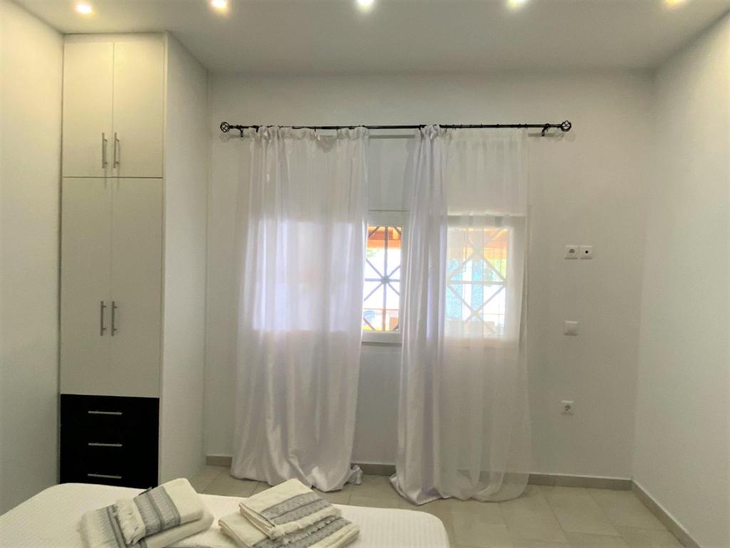 Postel nebo postele na pokoji v ubytování Ionion Seaside Home