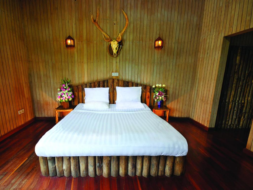 Postel nebo postele na pokoji v ubytování KMA SHWE PYI BAGO Resort