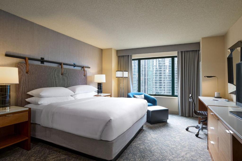 Sheraton Grand Chicago Riverwalk - King Room With Adapted Tub - Mobility And Hearing Accessible
