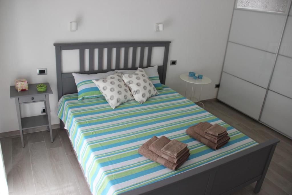 a small bedroom with a bed with towels on it at Appartamento Lungomare Toscanelli in Lido di Ostia
