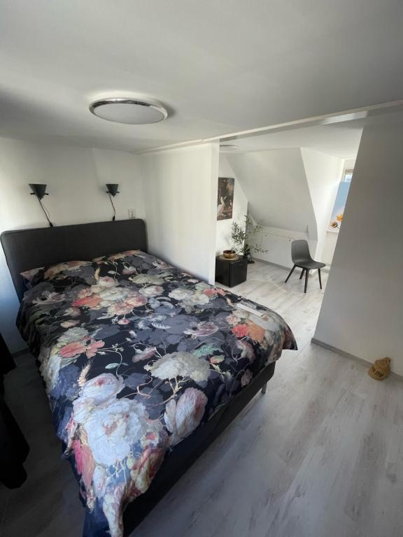 - une chambre avec un lit et une couverture colorée dans l'établissement Appartement in Centrum Alkmaar, à Alkmaar