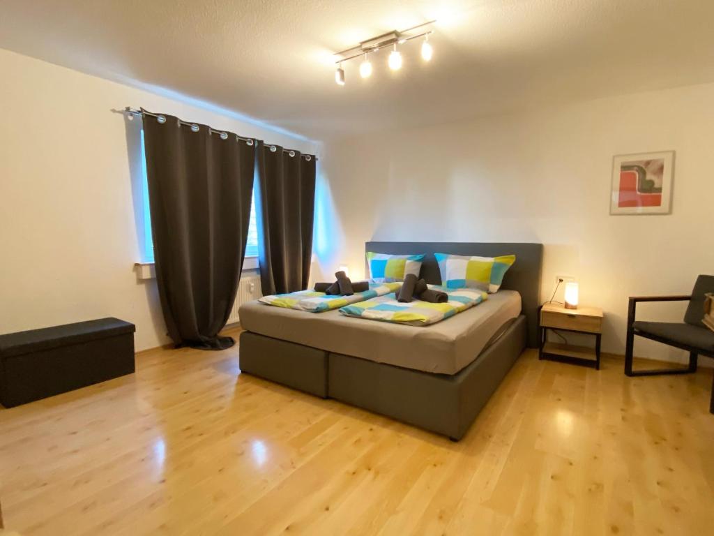sala de estar con sofá en una habitación en FeWo Sonnenlay - Apartments an der Mosel, en Brauneberg