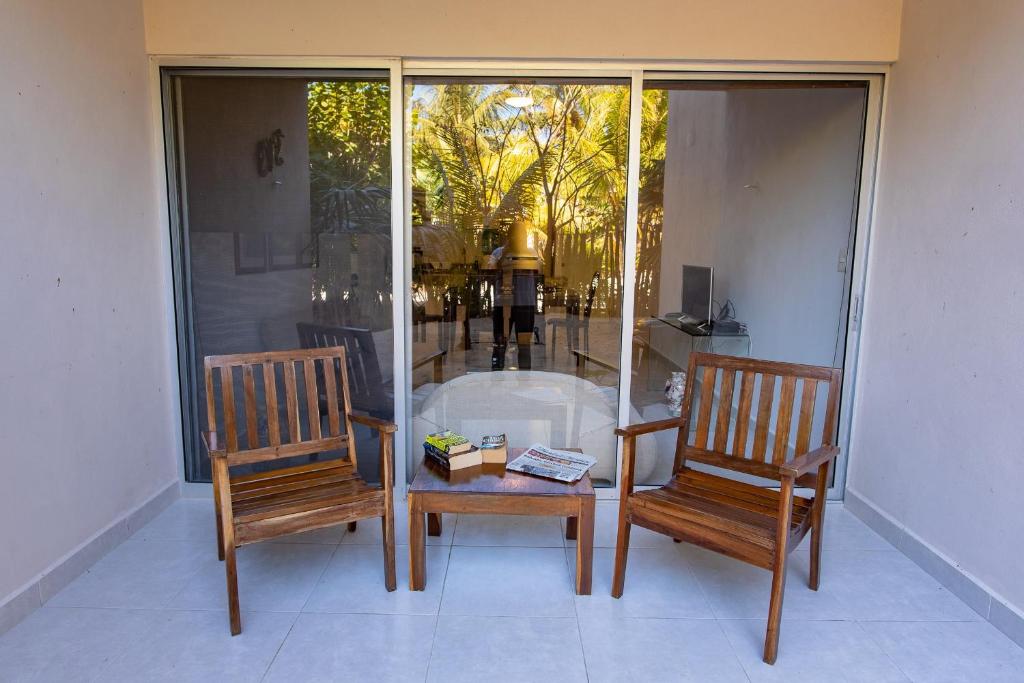 Posezení v ubytování 87965 Spacious and private retreat 1 block from the Ocean in Progreso East