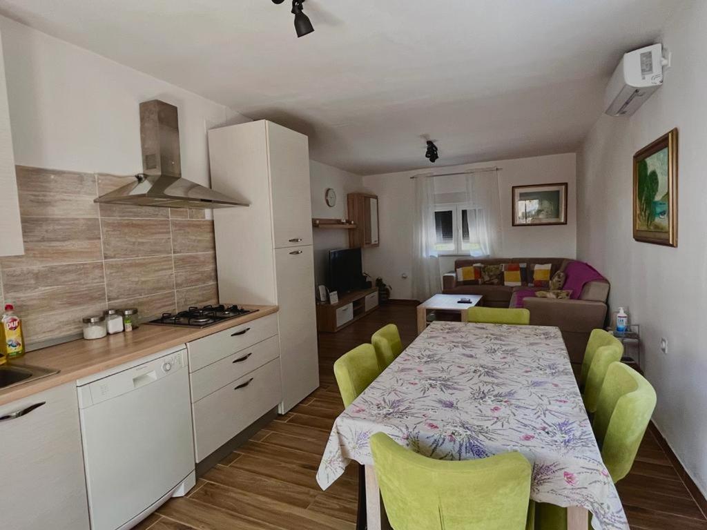 Kuchyň nebo kuchyňský kout v ubytování House for rest Ruda