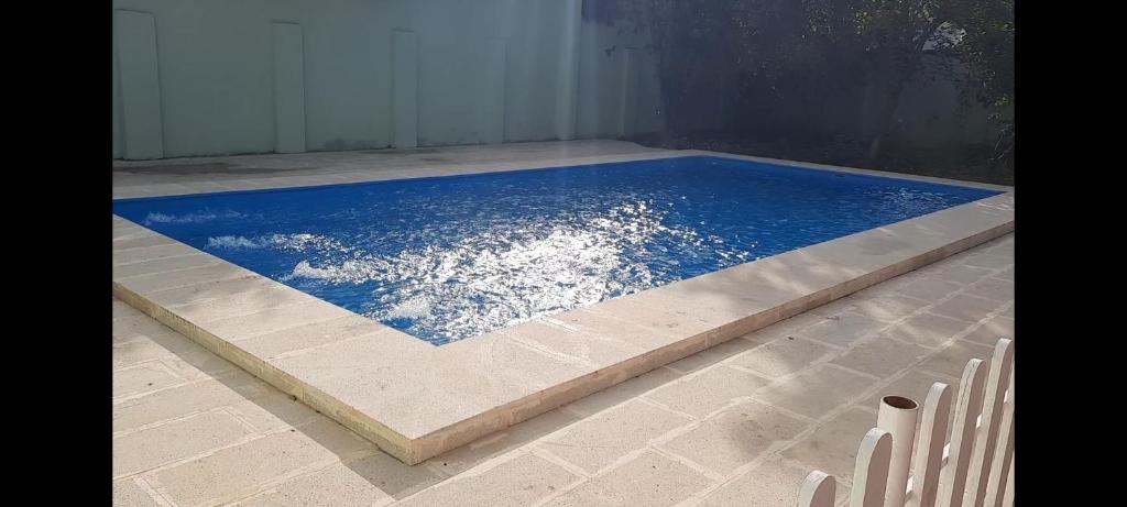 una piscina de agua azul en un patio en Family holiday home. en Qusar