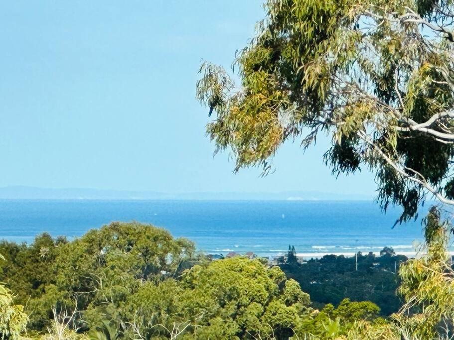 uma vista para o oceano a partir do topo de uma árvore em Ocean View 3 bedroom entire house central of Caloundra em Caloundra West