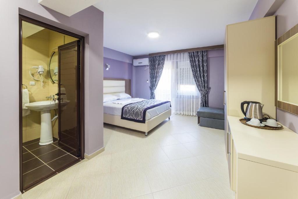 Postel nebo postele na pokoji v ubytování Emerald Hotel