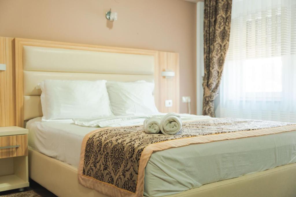 Postel nebo postele na pokoji v ubytování Emerald Hotel