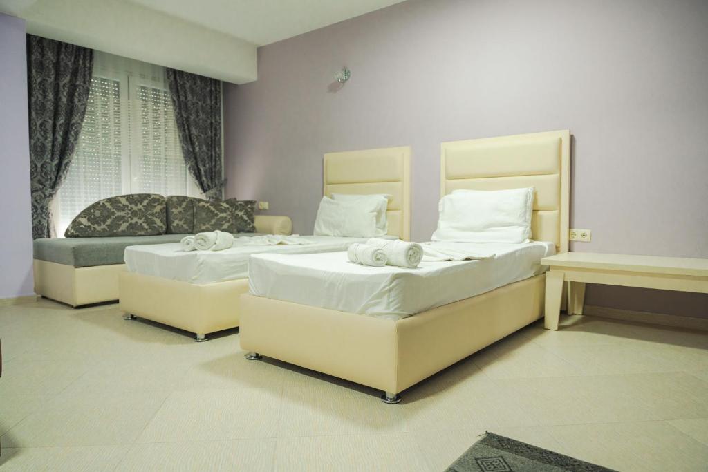 Postel nebo postele na pokoji v ubytování Emerald Hotel