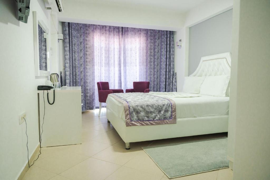 Postel nebo postele na pokoji v ubytování Emerald Hotel