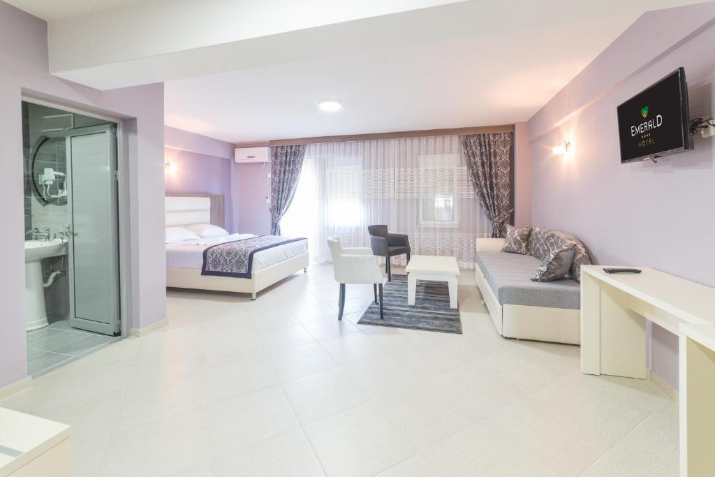 TV a/nebo společenská místnost v ubytování Emerald Hotel