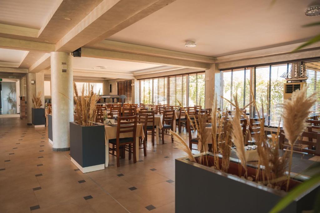 Restaurace v ubytování Emerald Hotel