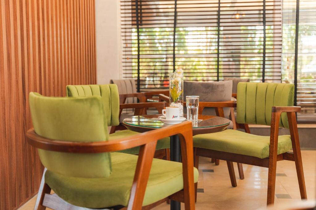 Posezení v ubytování Emerald Hotel