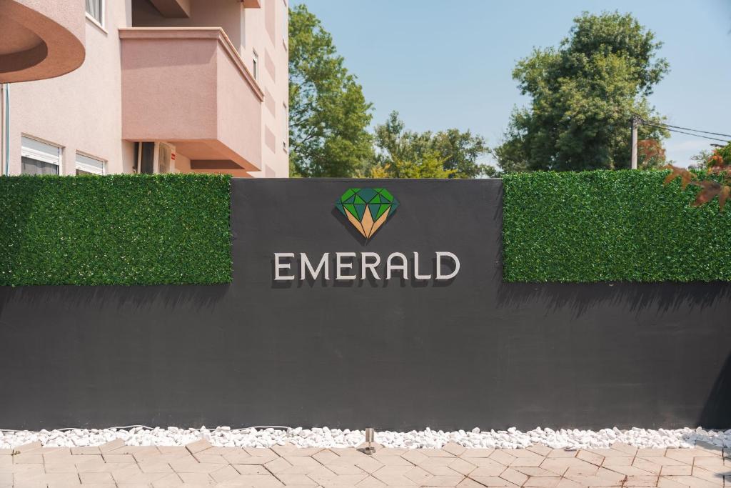 Certifikát, hodnocení, plakát nebo jiný dokument vystavený v ubytování Emerald Hotel