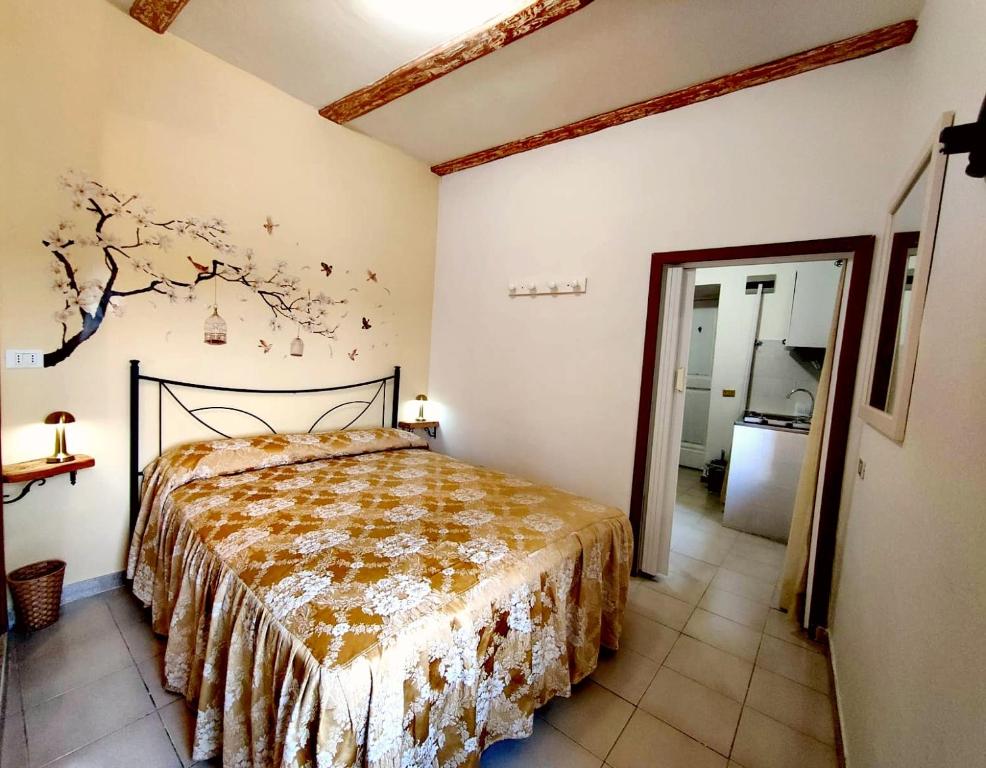 een slaapkamer met een bed in een kamer bij La Casa in Piazza in Toffia